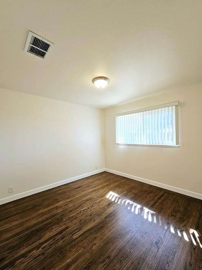 Building Photo - Remodeled 3-bed/2-bath Single Family Home ...
