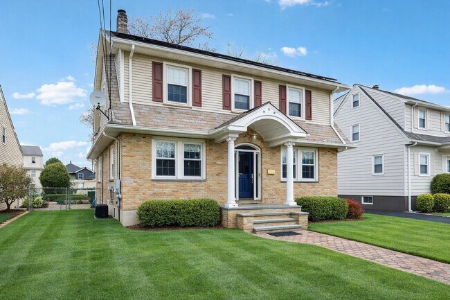 Building Photo - 48 Marinus St