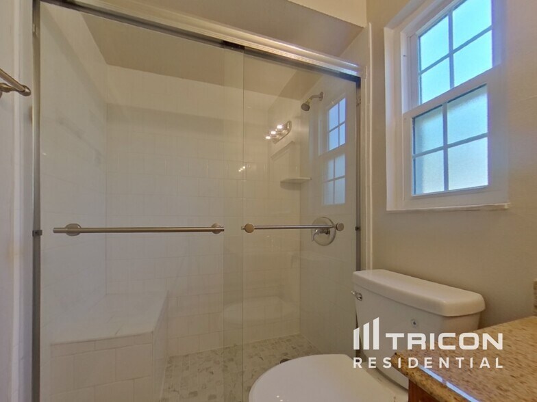 Building Photo - 854 N Jerico Dr