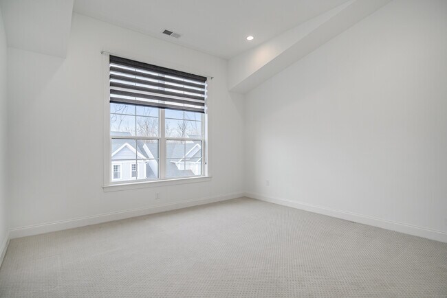 Building Photo - 8 Brentwood Cir