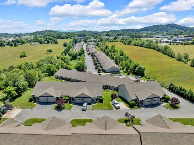 Building Photo - Suncrest Village 2BR/1 Bath One Level with Attached Garage