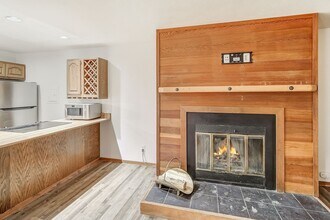 Building Photo - Wilderness One Bedroom Available 7/7!  Close to hiking trails and great amenities.  Amazing SUN!