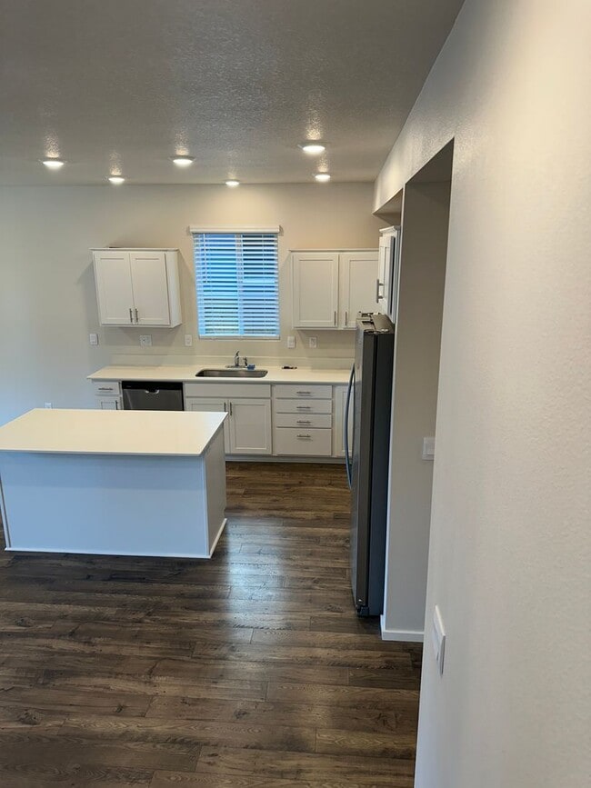 Building Photo - Newer 4 bedroom 2.5 bathroom house!