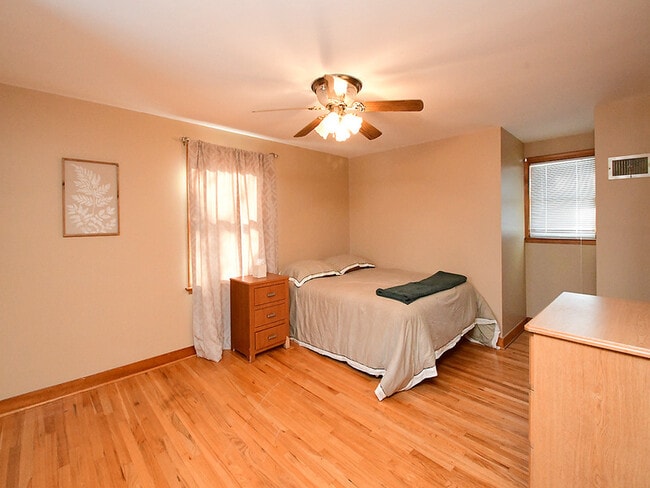 Building Photo - 705 E 9th St