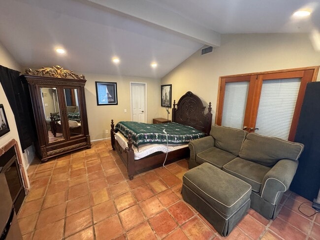 Building Photo - Quail Canyon Rd