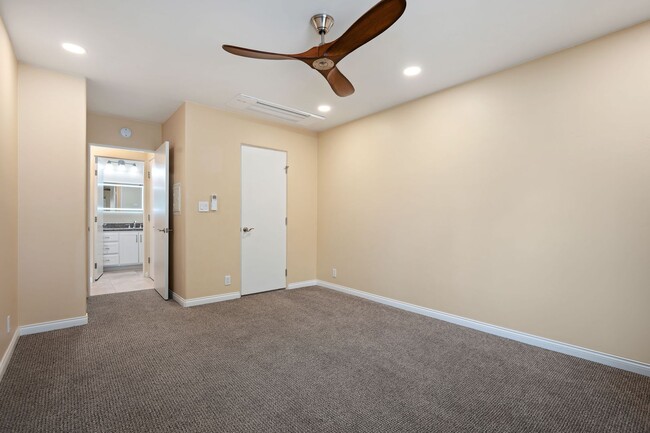 Building Photo - 450 Por La Mar Cir