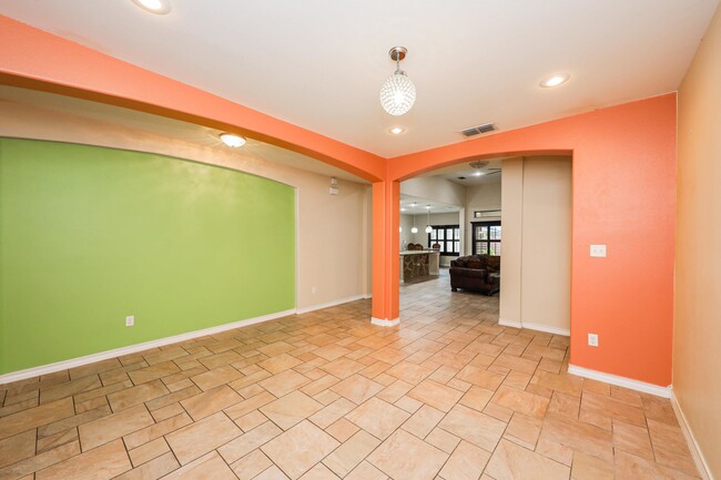 Building Photo - 318 Silverleaf Oak
