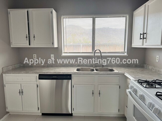 Building Photo - Comfortable 3 Bed 2 Bath Home