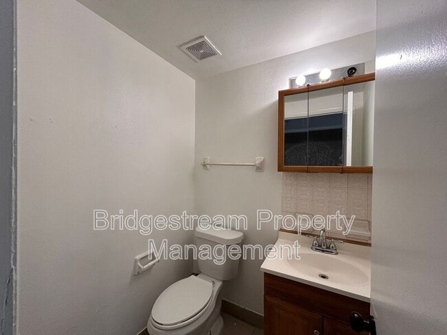 Building Photo - 148 Forest St