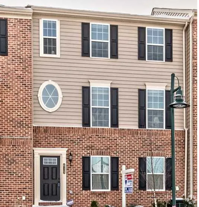 Building Photo - 3 Bedroom/ 2.5 Bath Townhouse located in W...