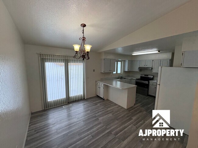 Building Photo - 5801 W Coughran Ct