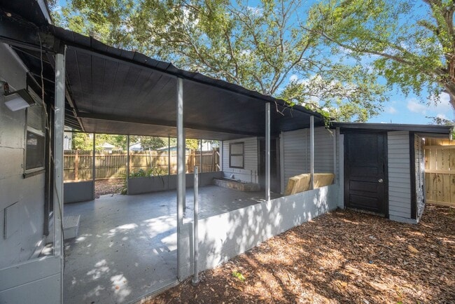 Building Photo - Spacious 2bdrm/1bath home with detached ga...