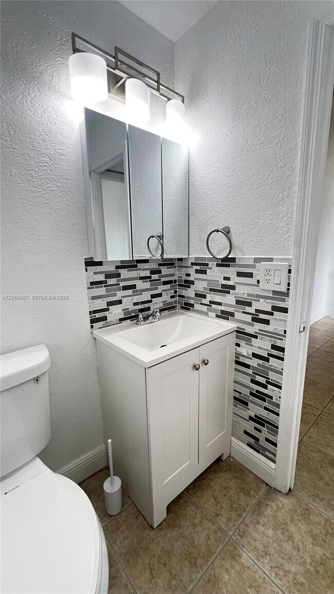 Building Photo - 984 W 40th St