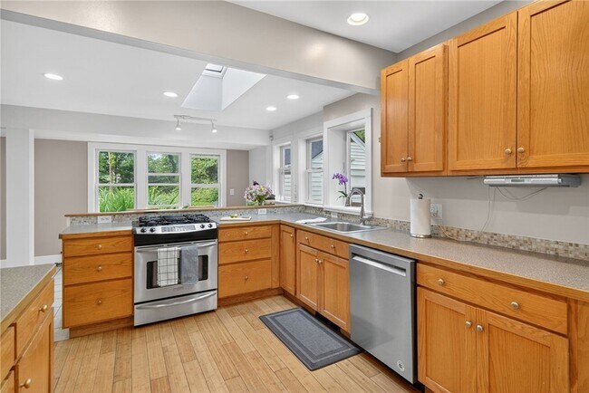 Building Photo - 204 Roat St