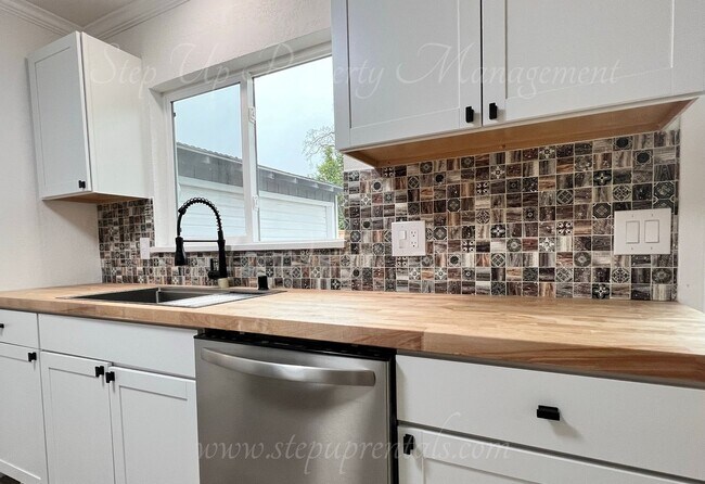 Building Photo - Newly Updated 3 Bedroom 2 Bathroom Home in...