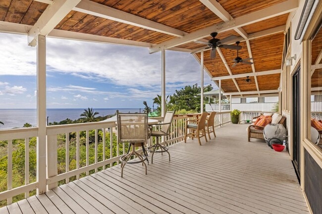 Building Photo - Captain Cook Home – 3 Bed, 2 Bath + Bonus Room! Fully Furnished with Solar Power