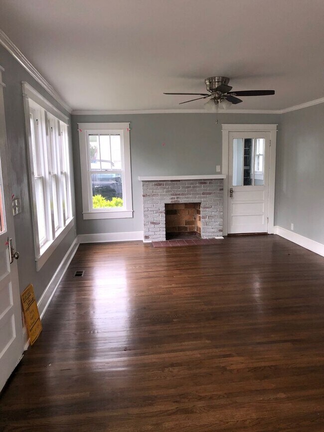 Building Photo - Newly Remodeled 3/2 with open floor plan