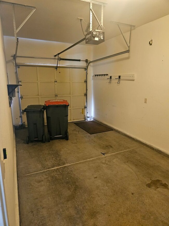 Building Photo - MOVE IN SPECIAL! 1/2 OFF FIRST MONTH'S REN...
