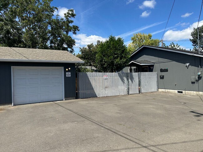 Building Photo - Beautifully updated 3 bedroom, 1 bath house in Eugene!