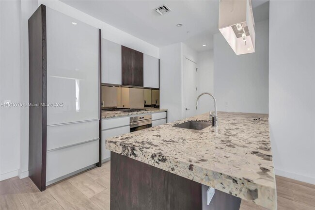 Building Photo - 2831 S Bayshore Dr