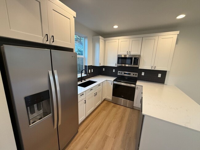Building Photo - Brand New Modern 2 Bed/ 1 Bath Triplex - Near Old Mill District