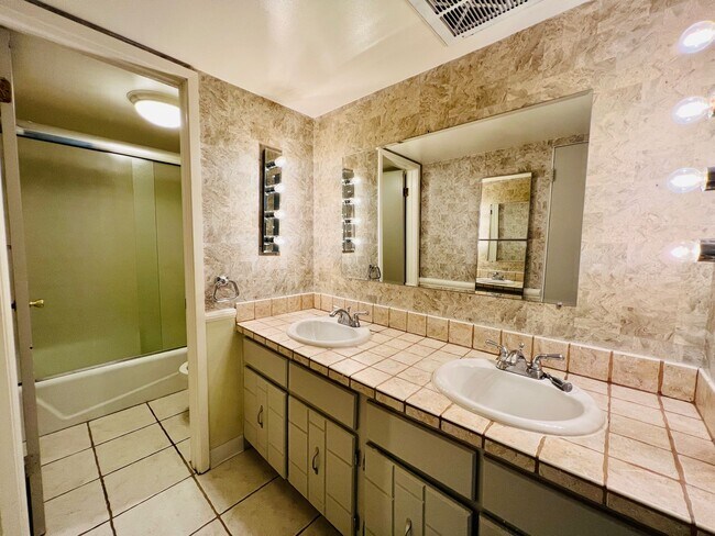 Building Photo - CHARMING 2 BED APT IN THE HEART OF CONGRES...