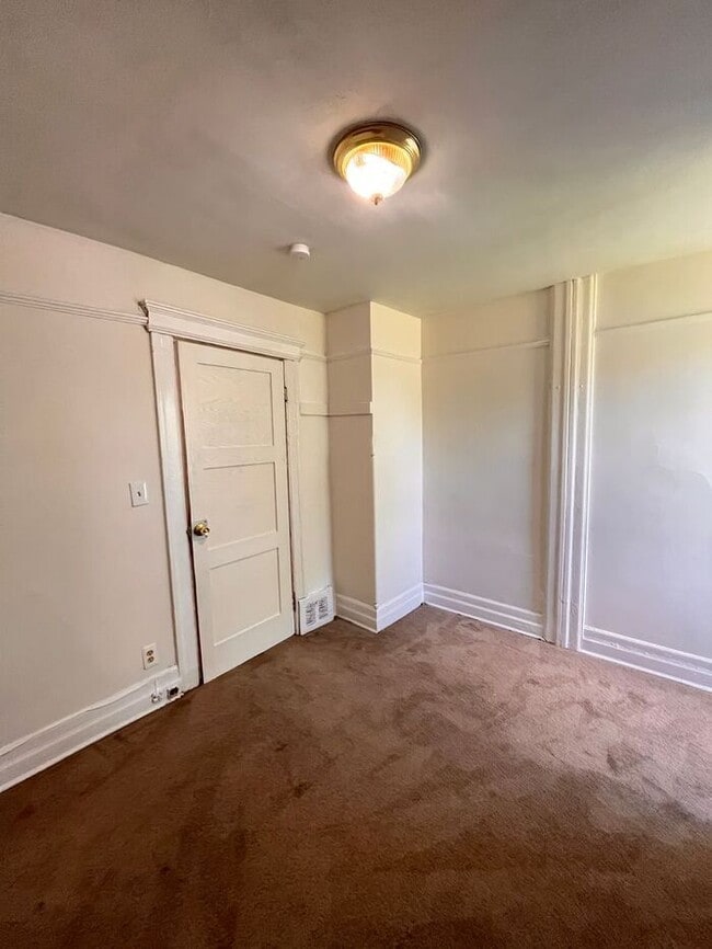 Building Photo - Cozy 2-Bedroom Apartment in Prime Location...
