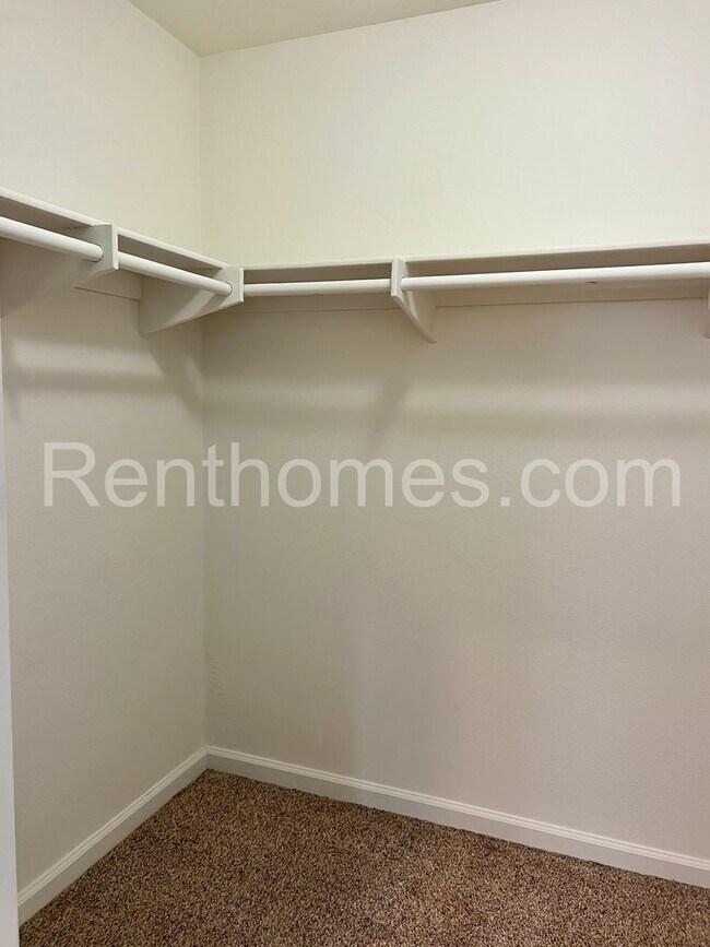 Building Photo - 10960 Creekbridge Pl