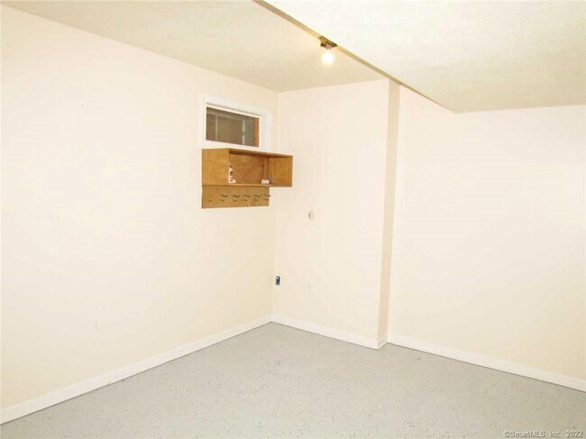 Building Photo - 1229 Winsted Rd