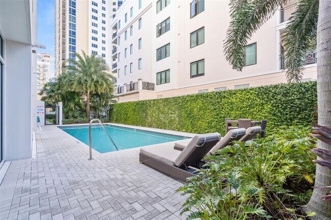 Building Photo - 176 4th Ave NE