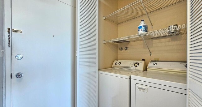 Building Photo - 2 Bed, 1 Bath Top-Floor Corner Condo with Lake Views