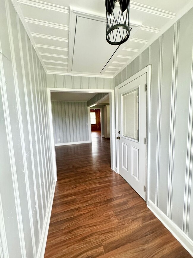 Building Photo - Move in ready! Fully Renovated with attent...