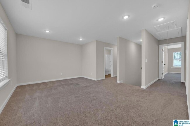 Building Photo - 170 Kings Wy