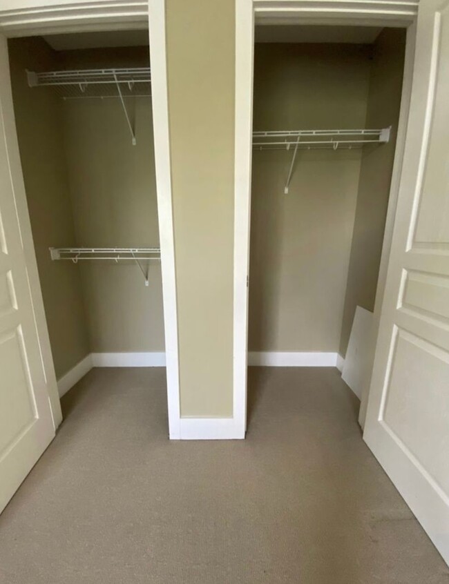Building Photo - 2 BEDROOM 2.5 BATH TOWNHOME WITH DOWNTOWN ...