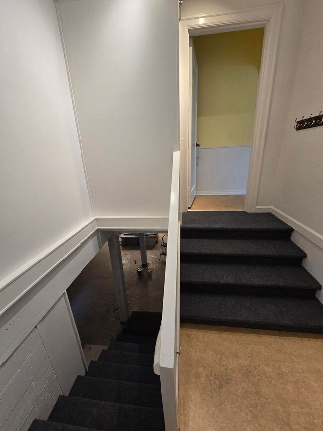 Building Photo - 4 Bedroom, 2 Bathroom House!