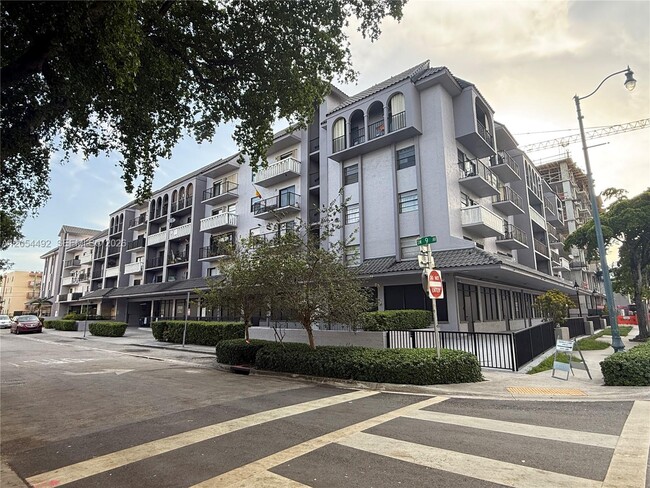 Building Photo - 777 SW 9th Ave
