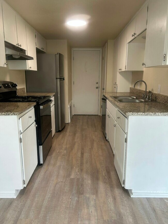 Building Photo - 901 Betsy Ross Dr