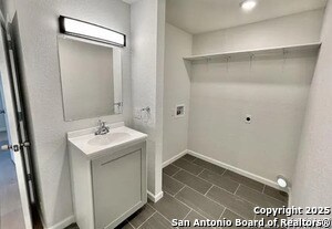 Building Photo - 131 Los Arboles