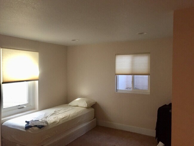 Building Photo - 3 bed/ 3 bath Home in Mayfair