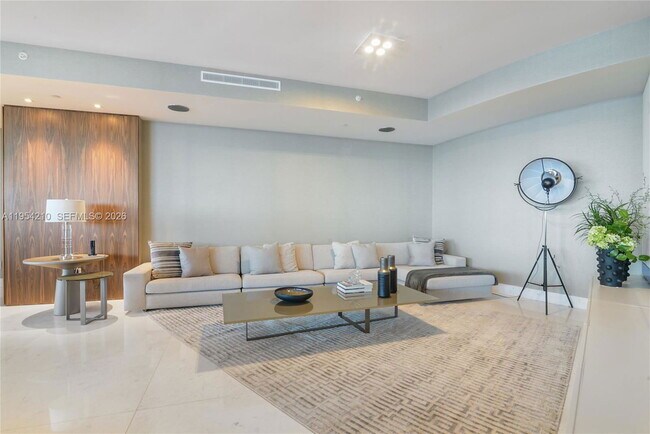 Building Photo - 18555 Collins Ave