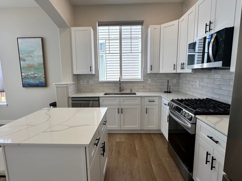 Building Photo - 10592 Pearlwood Cir