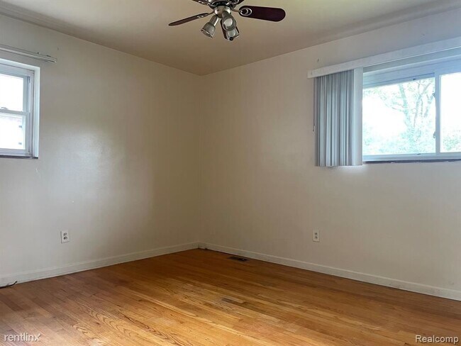 Building Photo - 3 br, 2.5 bath House - 22170 Harding St