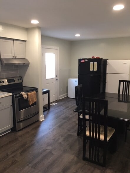 Building Photo - 702 Hudson Ave