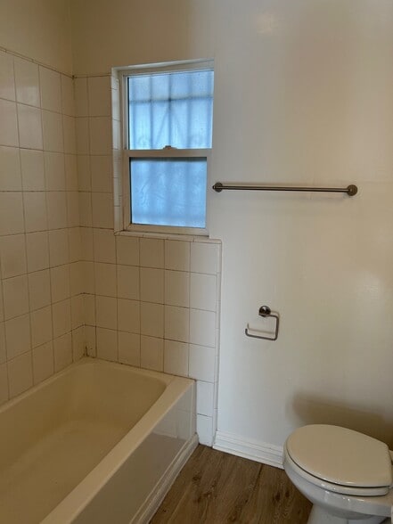 Building Photo - 1114 4/5 Tamarind Ave