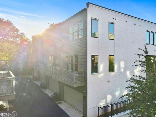 Building Photo - 352 Gibson St SE