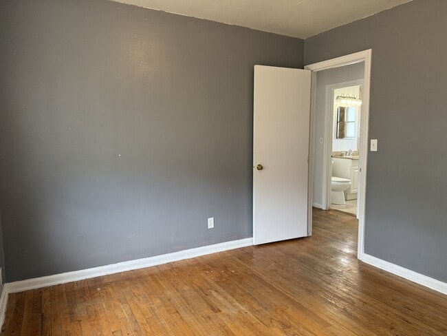Building Photo - 631 Villa Dr