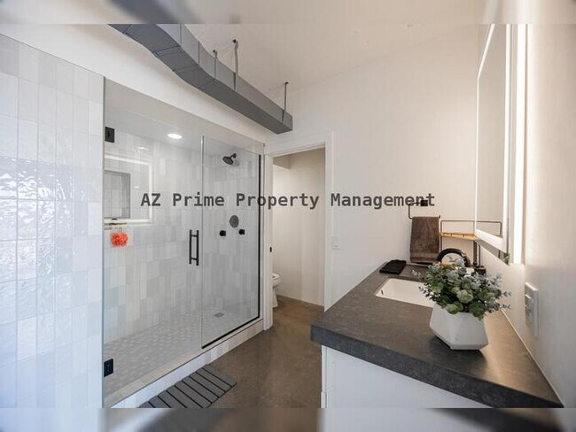 Building Photo - 207 W Clarendon Ave