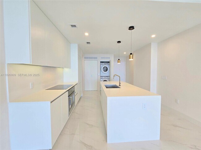 Building Photo - 700 NE 24th St