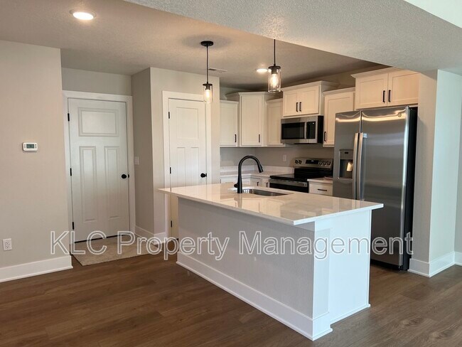 Building Photo - 601 Hart Ln