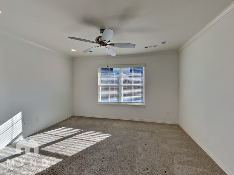 Building Photo - 5807 SW Teppee Ave